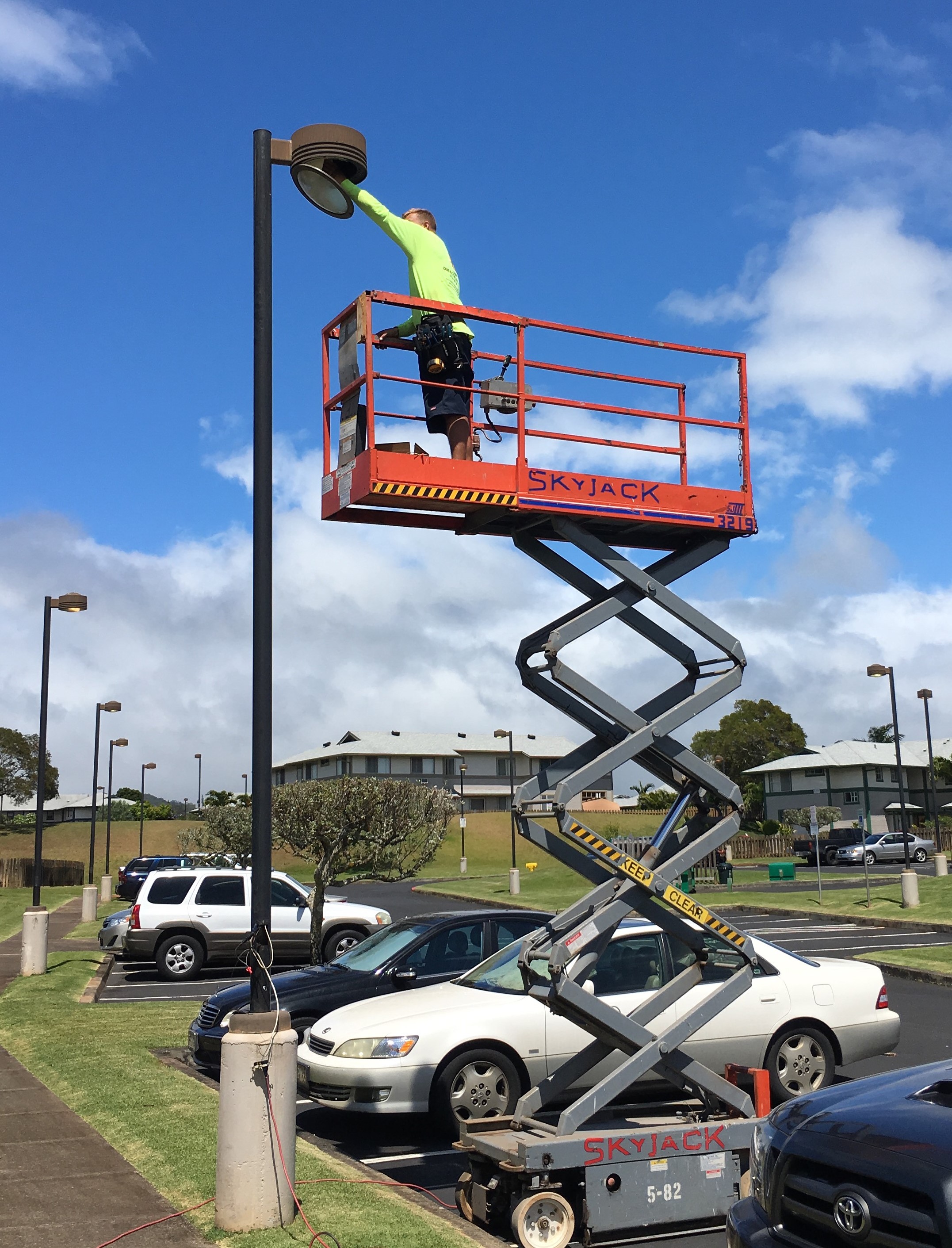 Direct Electric Hawaii service van outside an Oahu home